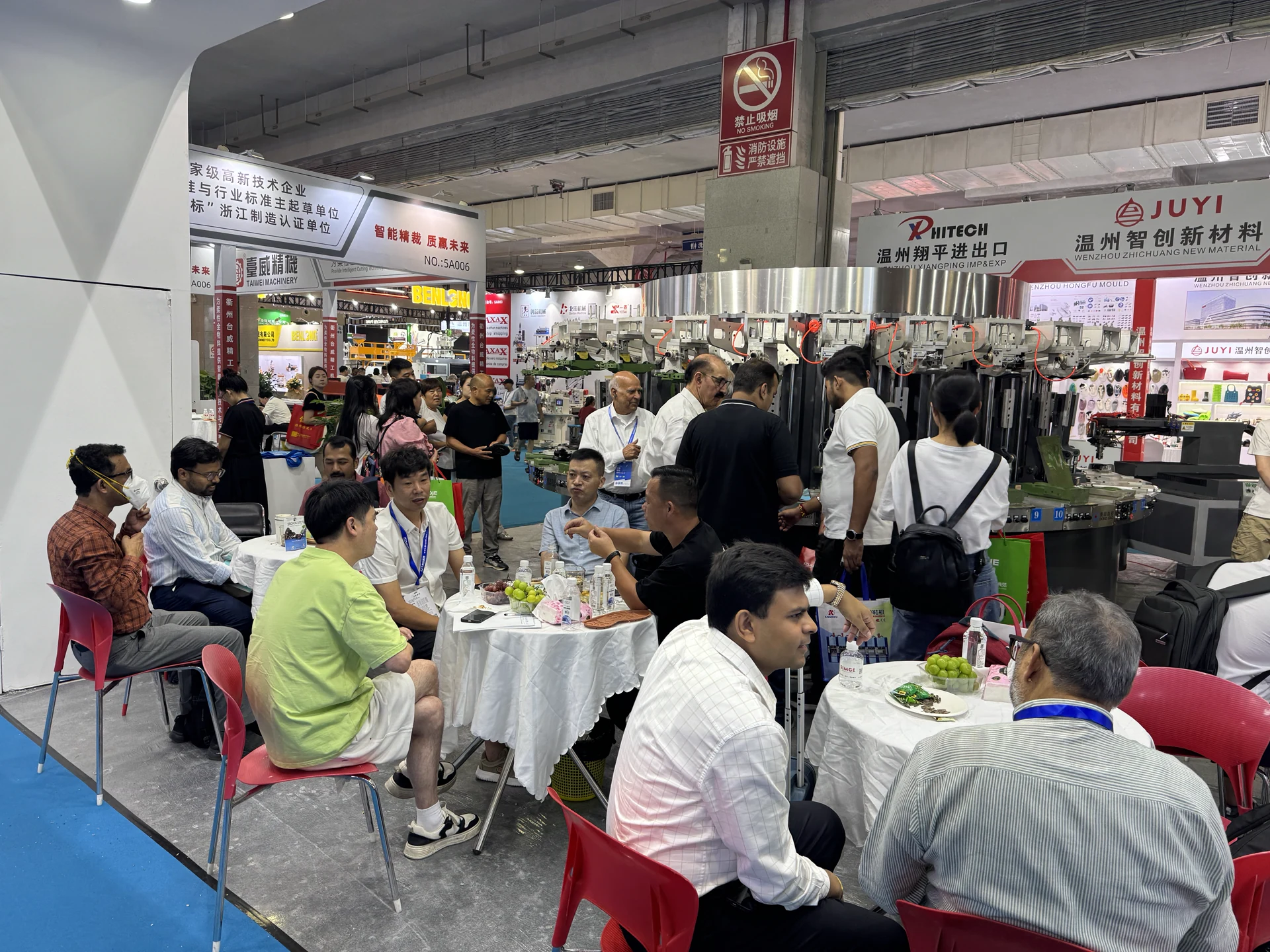信良鞋模参加行业展会并与客户交流
