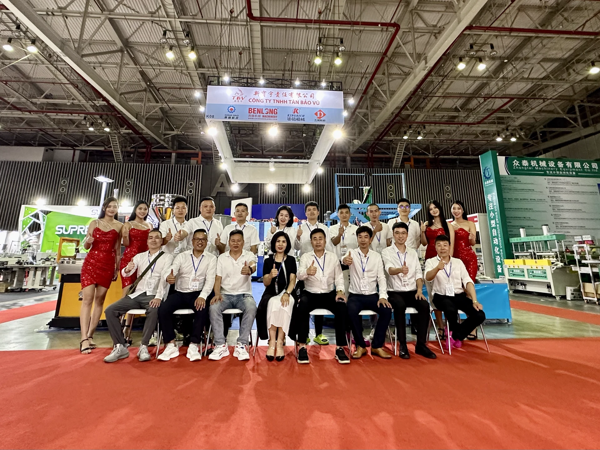 信良鞋模团队在展会现场合影