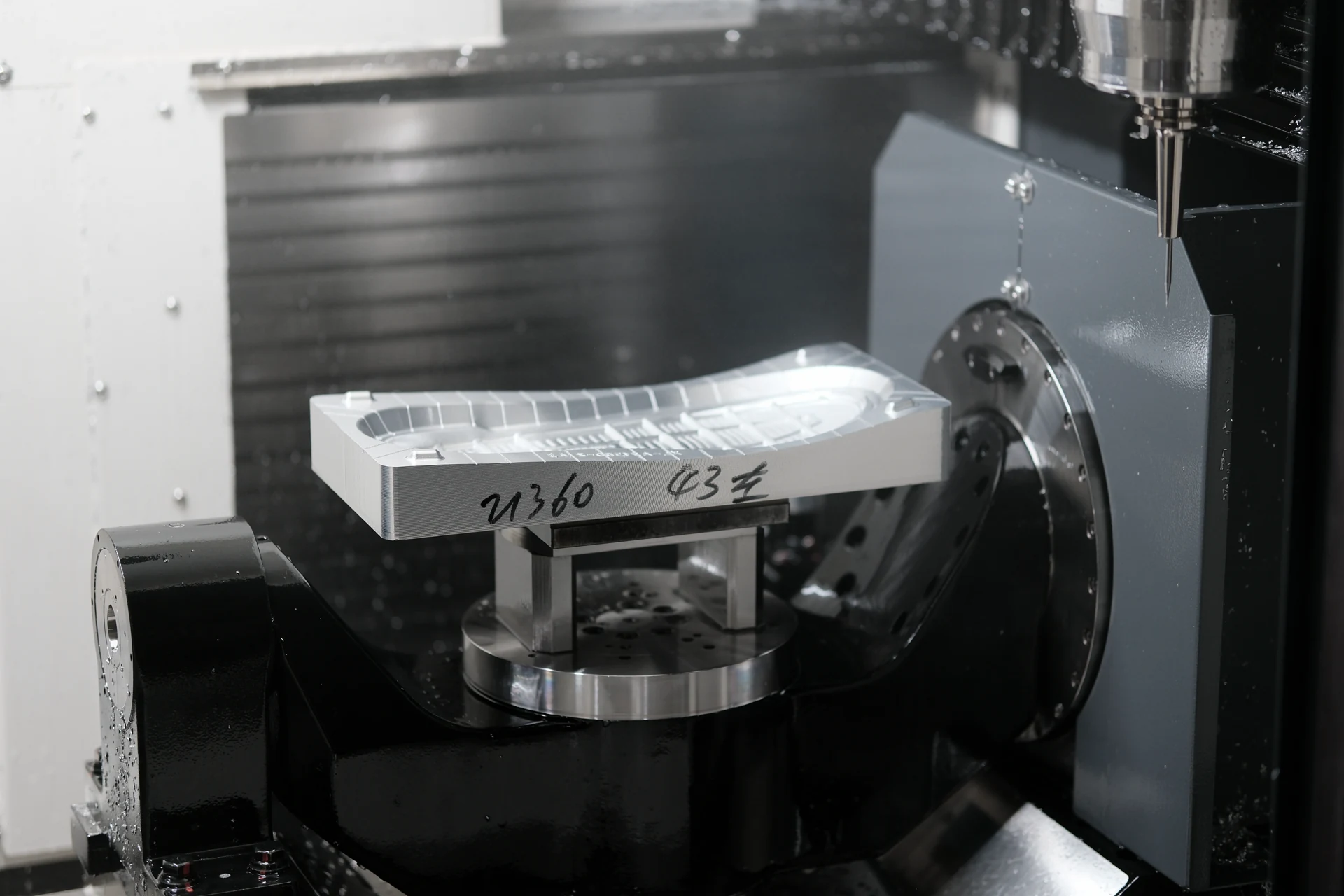 信良鞋模 CNC 精密加工现场